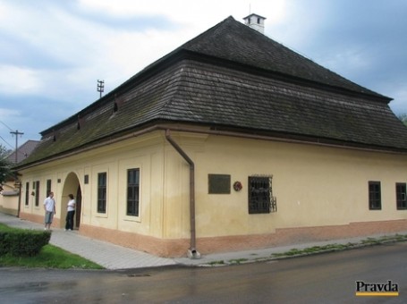 Dva až tri mesiace budú dverami Prvého slovenského gymnázia v Revúcej chodiť iba majstri remeselníci.